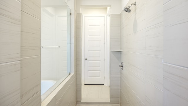 bathroom featuring tiled shower / bath