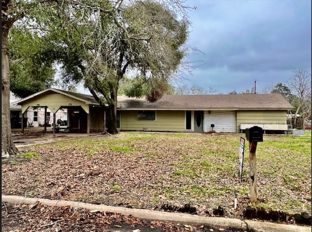 ranch-style house featuring a front yard