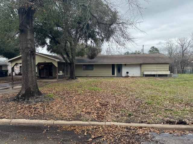 ranch-style house featuring a front yard