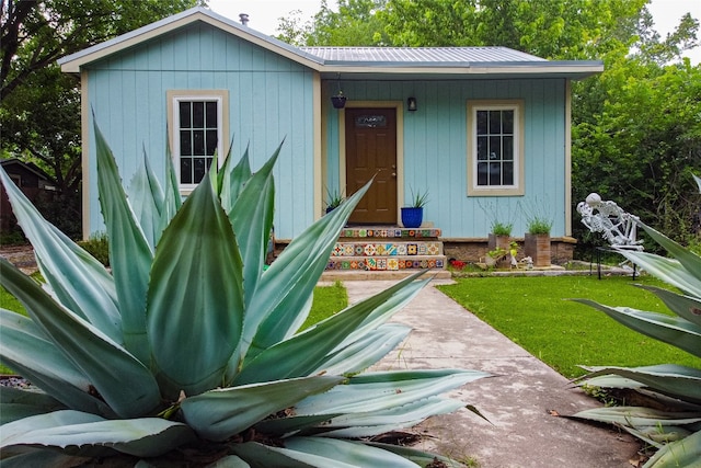 view of front of property featuring a front yard