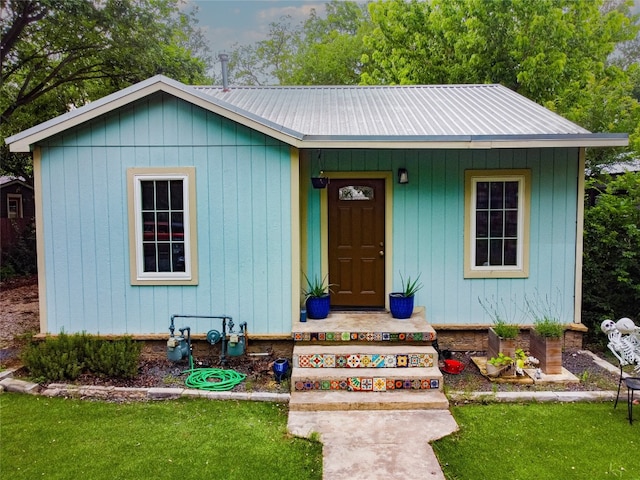 view of front facade featuring a front yard and an outdoor structure