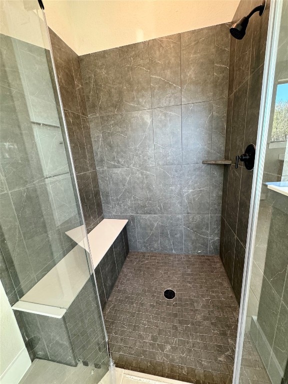 bathroom featuring tiled shower