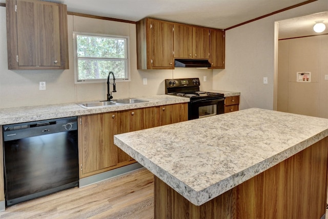 kitchen featuring sink, light hardwood / wood-style floors, black appliances, and ornamental molding