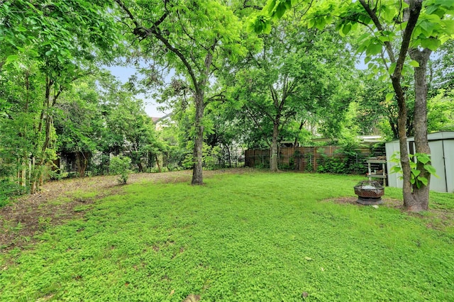 view of yard featuring an outdoor fire pit