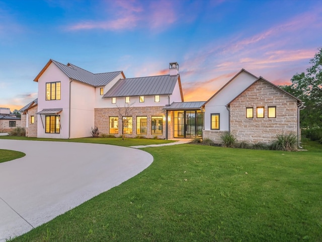 view of front of property featuring a yard