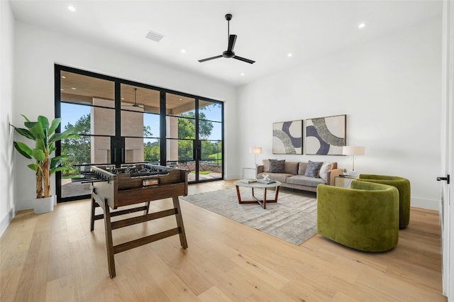 living area with light wood-style floors, recessed lighting, visible vents, and ceiling fan