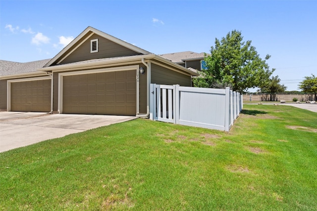 view of front facade featuring a front yard and a garage