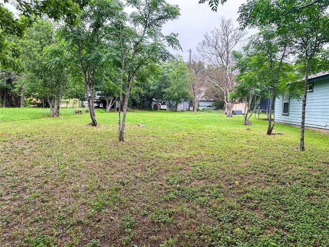 Listing photo 3 for 608 Lamar St, Luling TX 78648