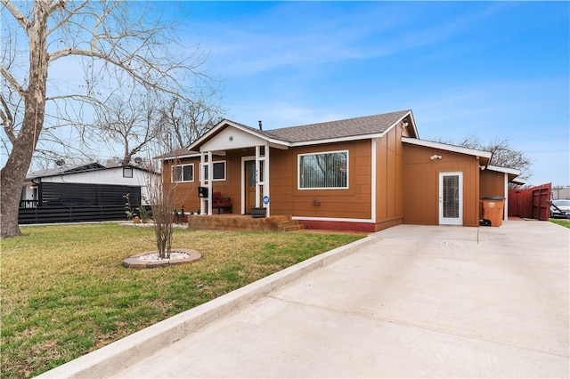 view of front of home featuring a front lawn