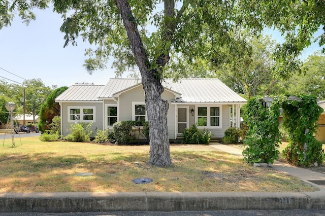 view of front facade with a front lawn