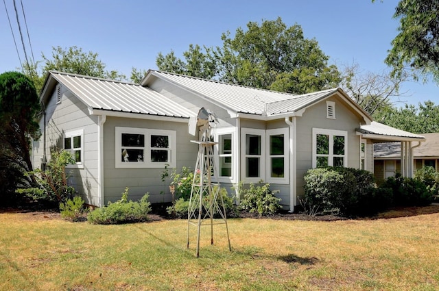 view of front of home featuring a front lawn