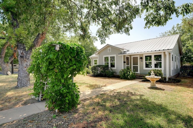 view of front of property featuring a front yard