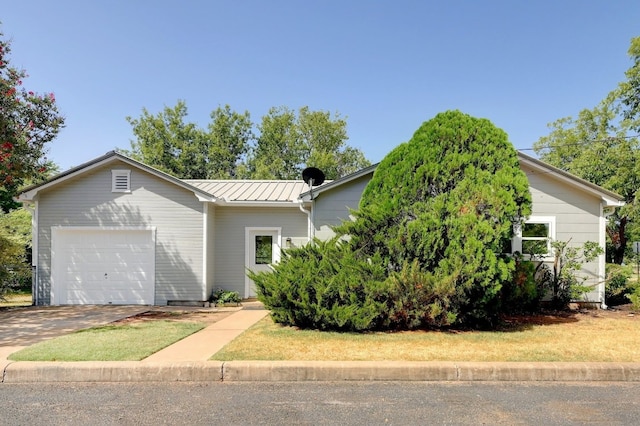 view of front facade featuring a garage