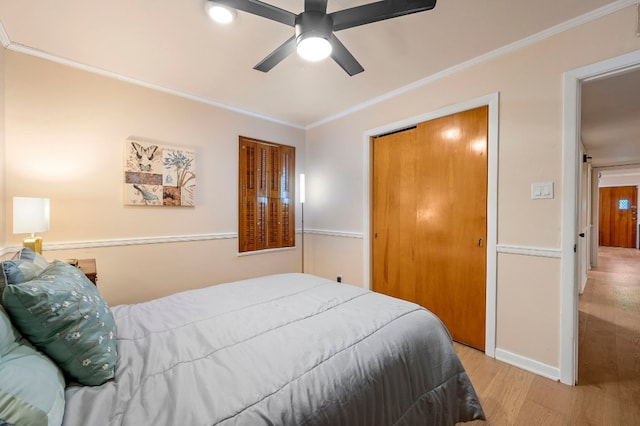 bedroom with crown molding, ceiling fan, and light hardwood / wood-style flooring