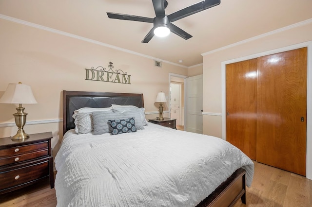 bedroom with ornamental molding, light hardwood / wood-style floors, and ceiling fan