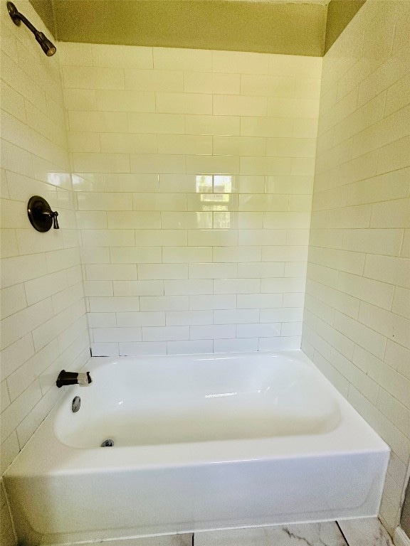 bathroom with tiled shower / bath