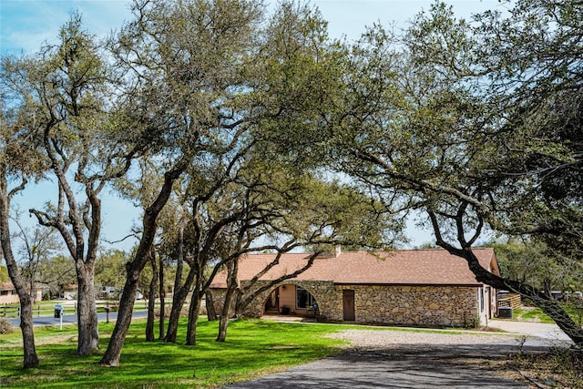 view of front facade with a front lawn