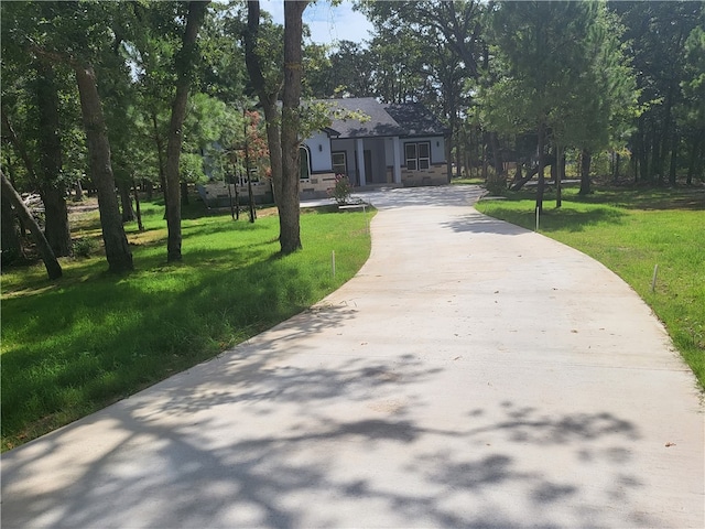 view of front facade featuring a front lawn