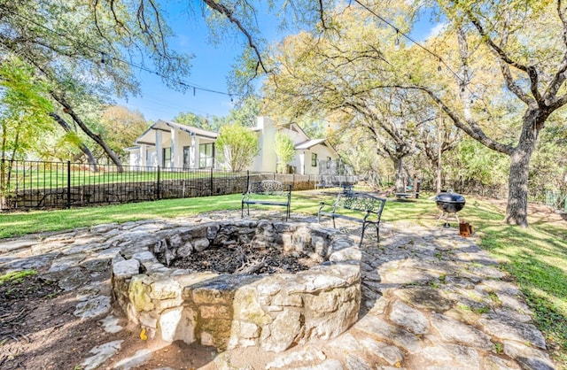 view of yard featuring a fire pit