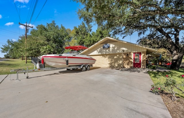 view of front facade featuring a garage