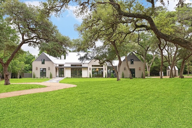 view of front of house featuring a front lawn