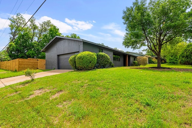 ranch-style house with a front yard