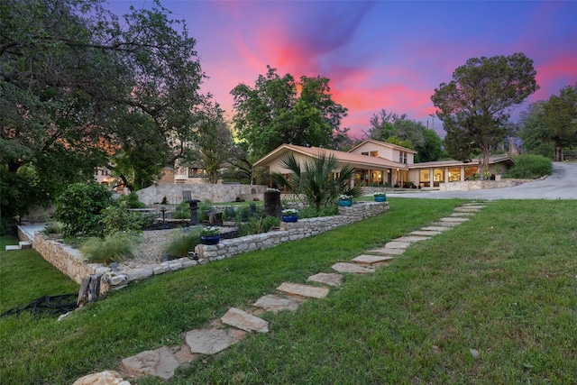 view of yard at dusk