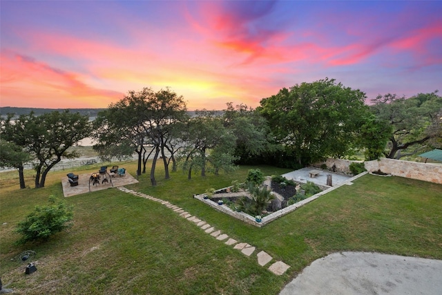 view of yard at dusk