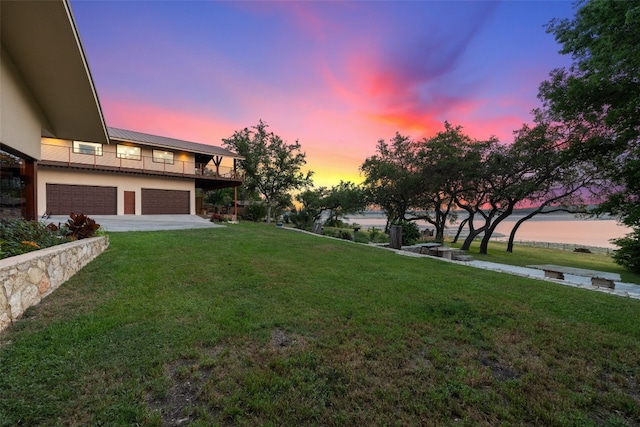 yard at dusk with a garage