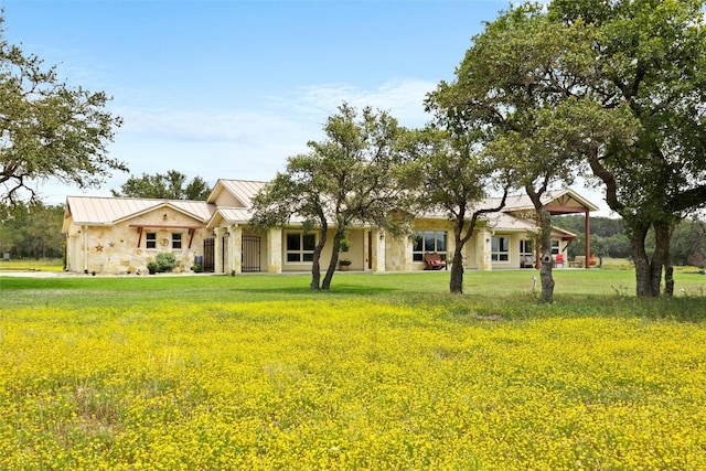 view of front of home with a front lawn
