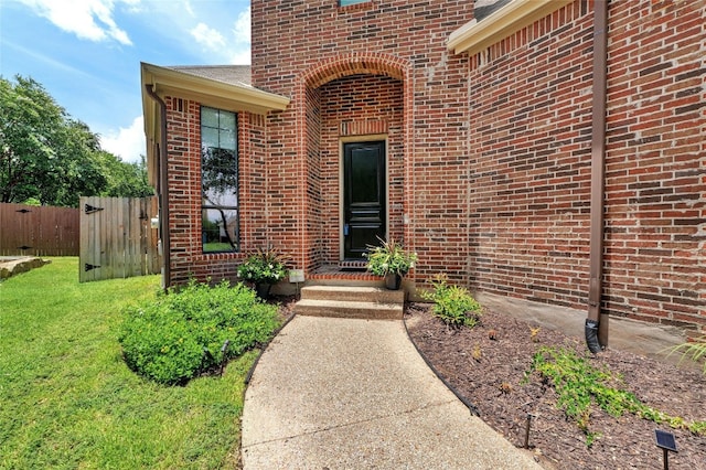 property entrance featuring a lawn