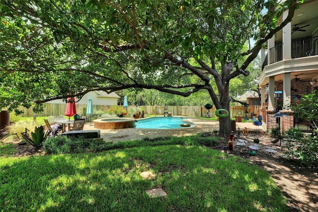 view of yard with a pool with hot tub and ceiling fan