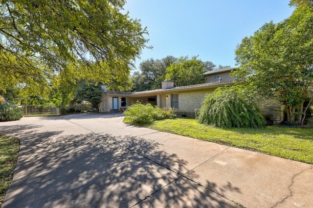 view of front of property featuring a front lawn