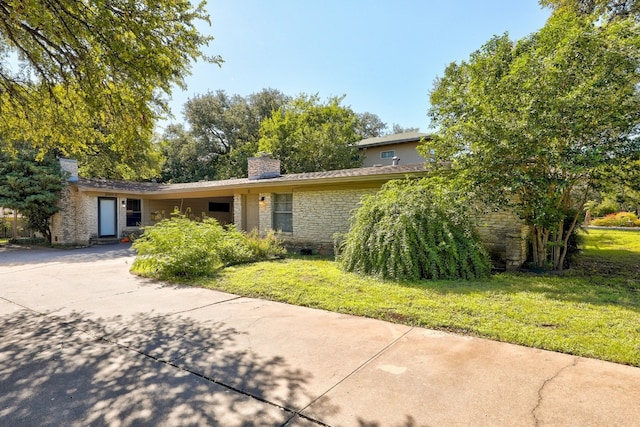 view of front of property with a front yard