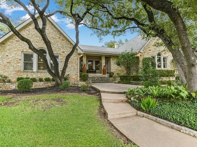 view of front facade featuring a front lawn