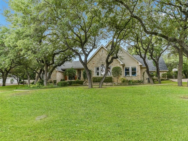 view of front facade featuring a front yard