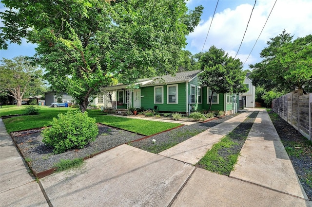 view of front of property featuring a front yard and fence