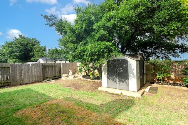 view of yard featuring a storage shed