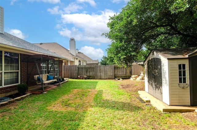 view of yard featuring a shed