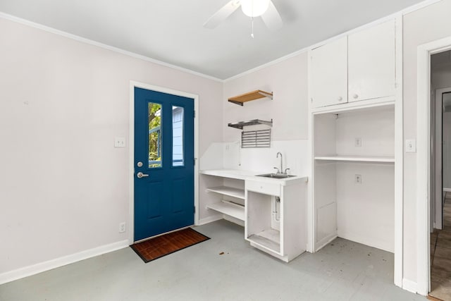 foyer featuring crown molding, sink, and ceiling fan