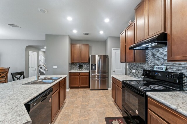 kitchen featuring arched walkways, visible vents, a sink, under cabinet range hood, and black appliances