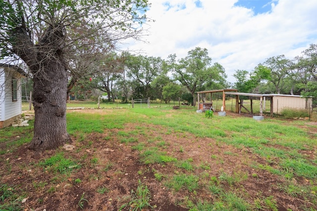 view of yard featuring an outbuilding