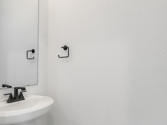 bathroom featuring a sink