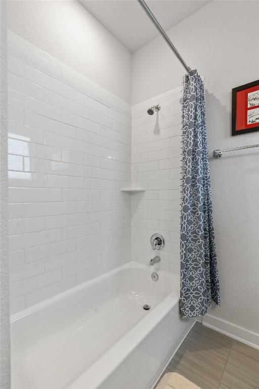 bathroom with shower / bath combo