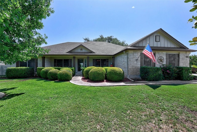 ranch-style house featuring a front yard