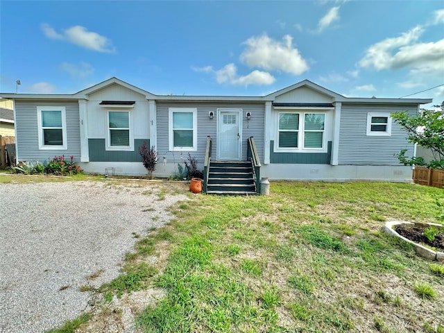 view of front of house featuring a front lawn