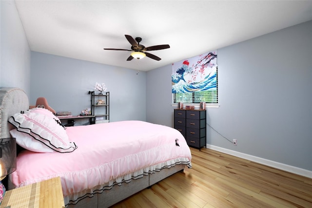 bedroom featuring light wood-style flooring, baseboards, and ceiling fan