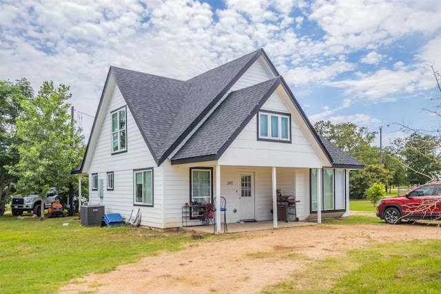 view of front of home featuring central air condition unit and a front yard