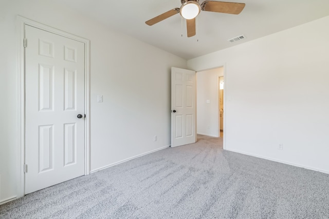 carpeted empty room featuring ceiling fan