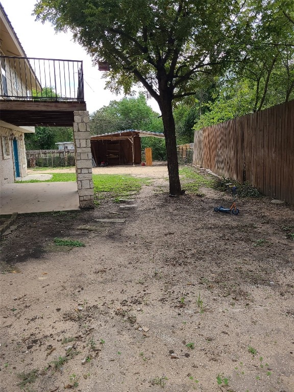 view of yard with an outdoor structure